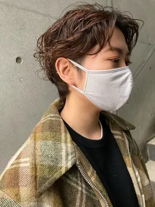 ショート パーマ 顔まわりレイヤー デザインカットのヘアスタイル