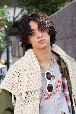 ミディアム パーマ メンズ 曲がる縮毛 フェザー ニュアンス  佐々木のヘアスタイル