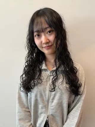 ロング パーマ 1inch所属・透明感カラー レイヤー亀井唯登のヘアスタイル