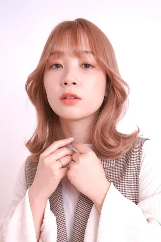 ミディアム 韓国レイヤーカット/ ダブルカラーのヘアスタイル