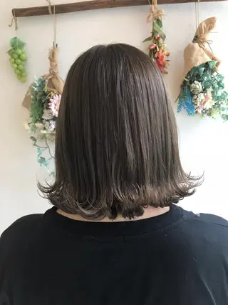 ミディアム 松本 美香のヘアスタイル