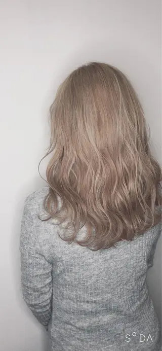 ミディアム カラー NINE+/代表 ブリーチ特化型サロンのヘアスタイル