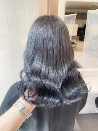 カラー ハイトーン×レイヤー カットTAKUMIのヘアスタイル