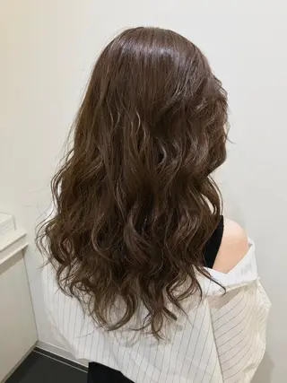ロング カラー 清藤綾/脱白髪染め 白髪ぼかしハイライトのヘアスタイル