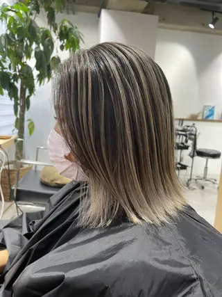 ミディアム 白髪ぼかしハイライト バレイヤージュヤマトのヘアスタイル