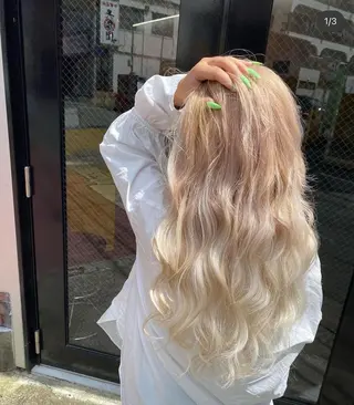 カラー ロング 紺野 愛美のヘアスタイル