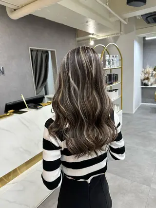 ロング 韓国風 白髪ぼかし NAOTOのヘアスタイル