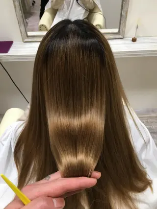 ロング 酸性ストレート／カラ ー/山下高明のヘアスタイル