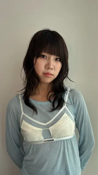 ミディアム 愛加ブリーチ・ レイヤー・パーマのヘアスタイル