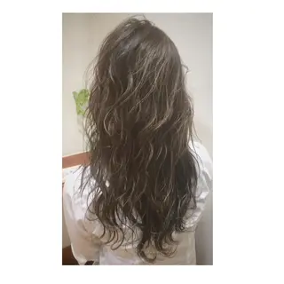 ミディアム カラー 360°キレイな ショートカットのヘアスタイル
