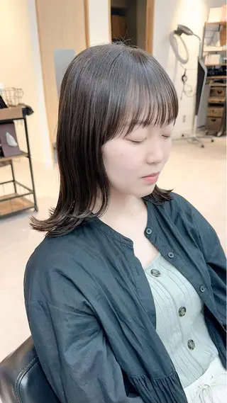 ミディアム カラー パーマ ヘアアレンジ メンズ キッズ ネイル マツエク・マツパ アイブロウ レイヤーカット／顔周 りカット/縮毛矯正のヘアスタイル