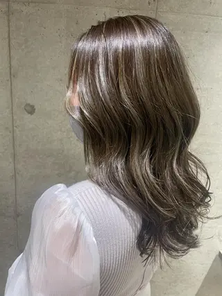 ミディアム カラー ハイライトが 得意なニキです😊のヘアスタイル