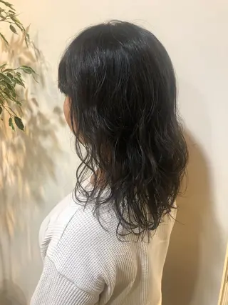 セミロング パーマ ヘアアレンジ MIOベージュカラー 柔らかいカラーのヘアスタイル