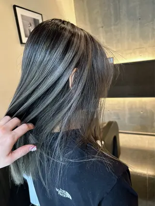 セミロング レイヤー 艶々カラーのヘアスタイル