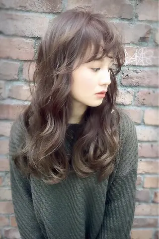 セミロング カラー 白髪ぼかし×デザイン 🕊️🫧ホウジョウのヘアスタイル