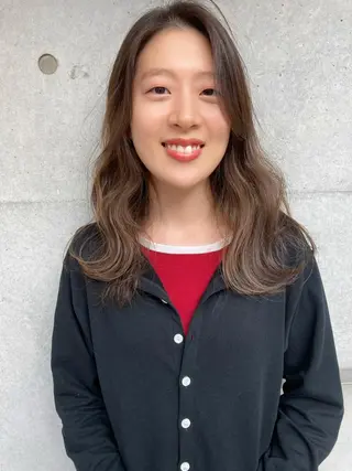 セミロング カラー 顔まわりレイヤー デザインカットのヘアスタイル