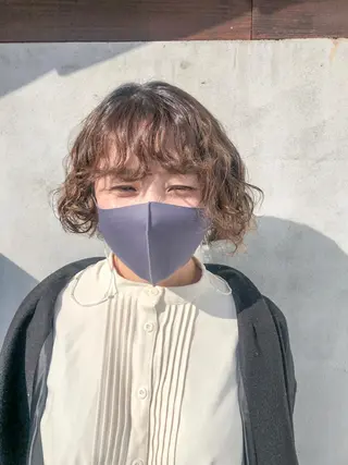 ミディアム パーマ 佐藤 美聡のヘアスタイル