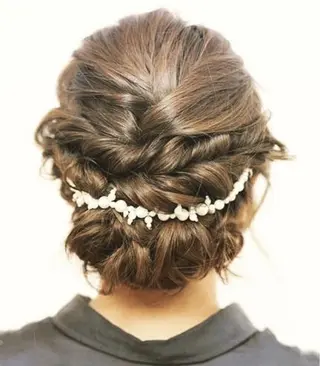 セミロング ヘアアレンジ レイヤーカット✖️ 柔らかベージュカラーのヘアスタイル