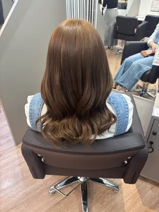 セミロング momo/レイヤー /デザインカラーのヘアスタイル