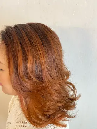 ミディアム カラー ハラ ルイスのヘアスタイル