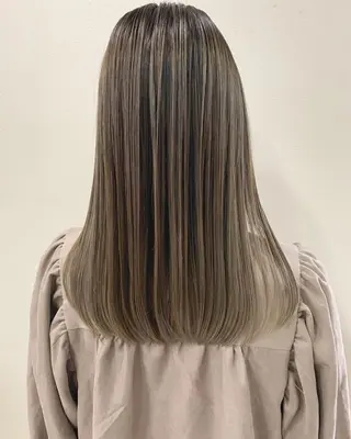 ミディアム カラー JIAKI 似合わせカットのヘアスタイル