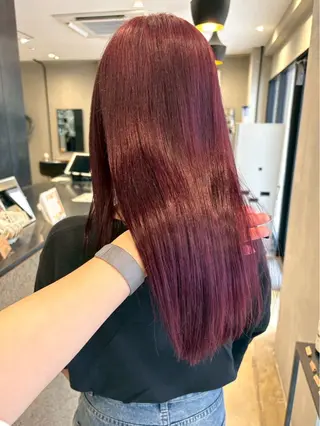 ロング 紅/透明感カラー /ハイトーン/カットのヘアスタイル