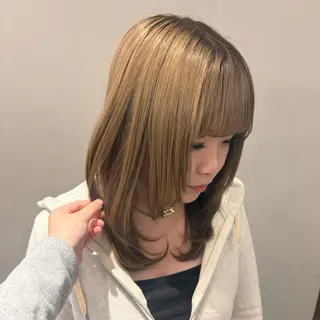 ミディアム カラー 岩本 亜美のヘアスタイル