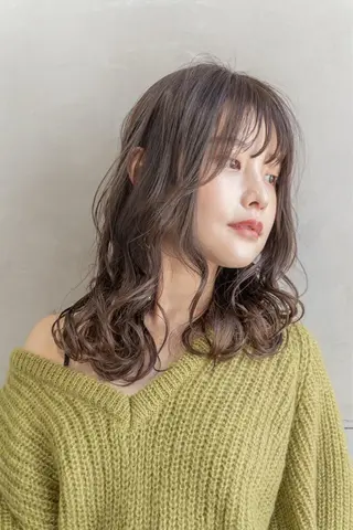 ミディアム カラー 🌟小顔レイヤー× 赤み消し透明感カラーのヘアスタイル