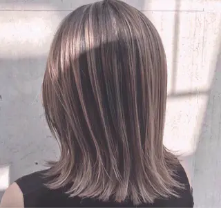 ミディアム カラー AKI アキのヘアスタイル