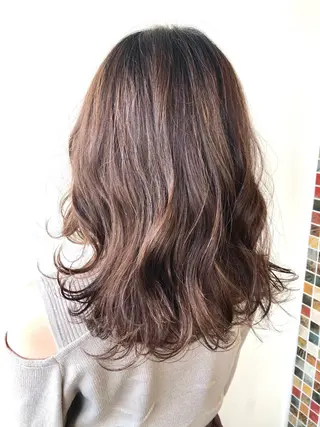 セミロング パーマ 岩谷 愛依のヘアスタイル