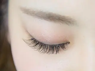 マツエク・マツパ レイヤーカット✖️ 柔らかベージュカラーのヘアスタイル