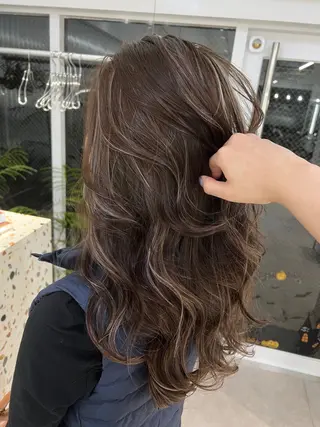 ロング ミルクティーベージュ オリーブグレージュのヘアスタイル