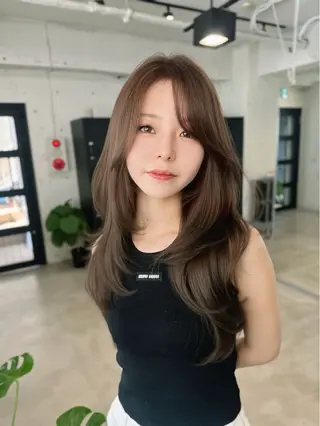 ロング カラー レイヤーカット 透明感カラーのヘアスタイル