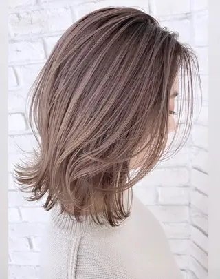 ミディアム あやかショート 白髪ぼかしのヘアスタイル
