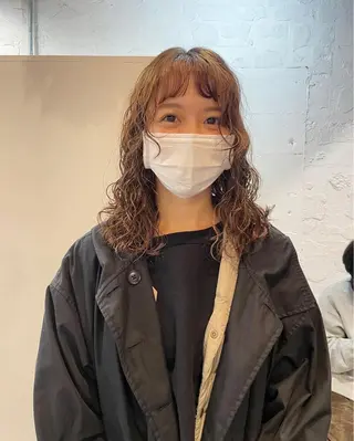 セミロング パーマ satsuki 暖色・ブラウンカラーのヘアスタイル