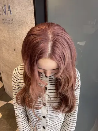 セミロング GEM YURI ハイトーンカラーのヘアスタイル