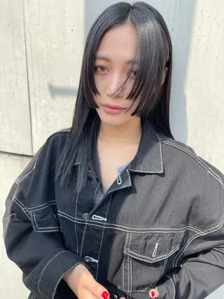 セミロング 顔まわりレイヤー デザインカットのヘアスタイル