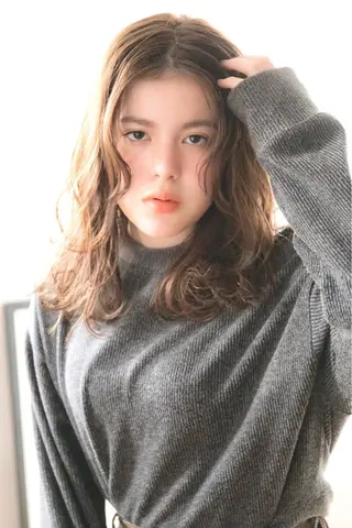 ミディアム カラー トップ スタイリストのヘアスタイル