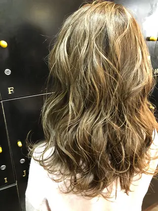 セミロング シールエクステ/ ハイトーンカラーのヘアスタイル