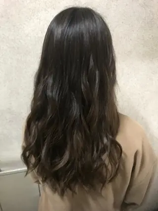 ロング カラー 小栗 麻衣のヘアスタイル