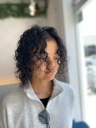 ミディアム パーマ 饒平名 知也のヘアスタイル