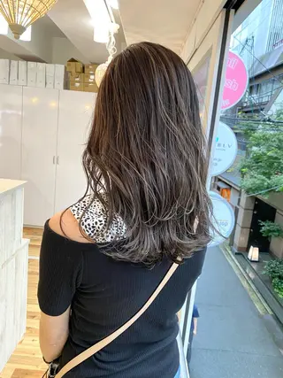 セミロング 岩尾 凪のヘアスタイル