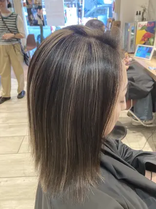 セミロング あやかショート 白髪ぼかしのヘアスタイル