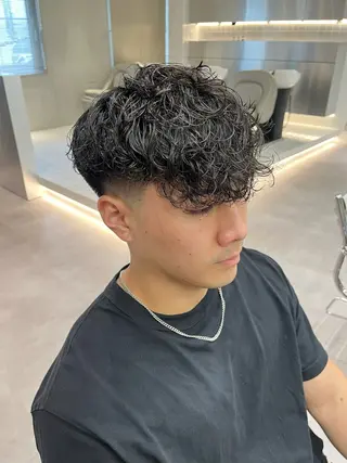 ショート パーマ メンズ ⚡メンズパーマフ ェードカットTomyのヘアスタイル