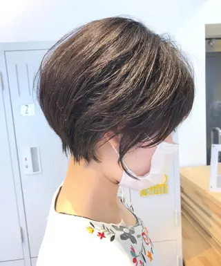 ショート esse大阪茶屋町店所属・レイヤーカット 新井田陽寿のヘアスタイル