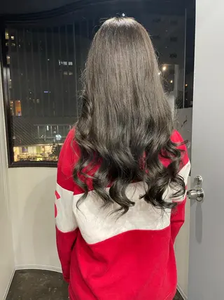 カラー ミルクティー× グレージュMOMOのヘアスタイル