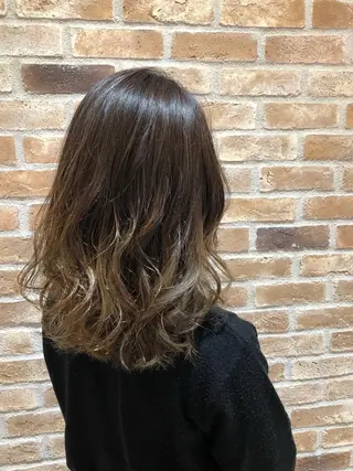 セミロング カラー 新實 ゆりあのヘアスタイル