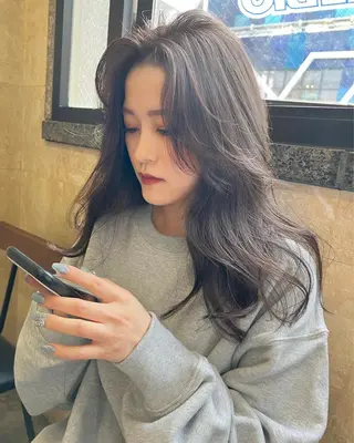 ロング カラー 🌟小顔レイヤー× 赤み消し透明感カラーのヘアスタイル