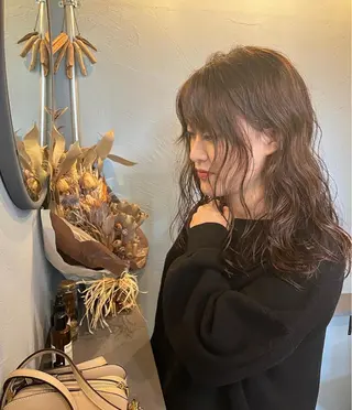 セミロング パーマ イタヤ マイカのヘアスタイル