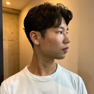 ショート メンズ センターパート/ニ ュアンスパーマのヘアスタイル